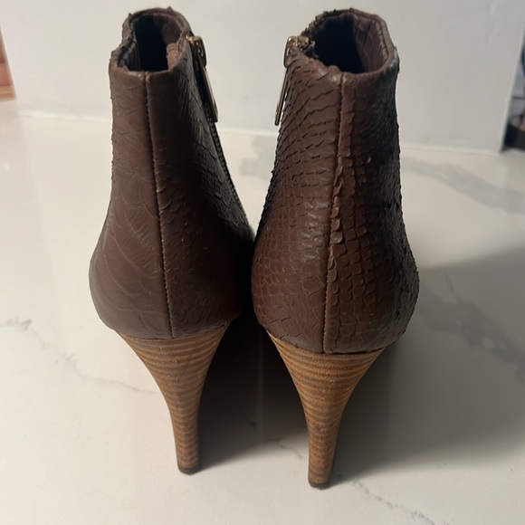 JOIE 'JALENA' SNAKE EMBOSSED POINTY TOE WEDGE BOOTIE SZ 39.5 BROWN - Picture 3 of 8